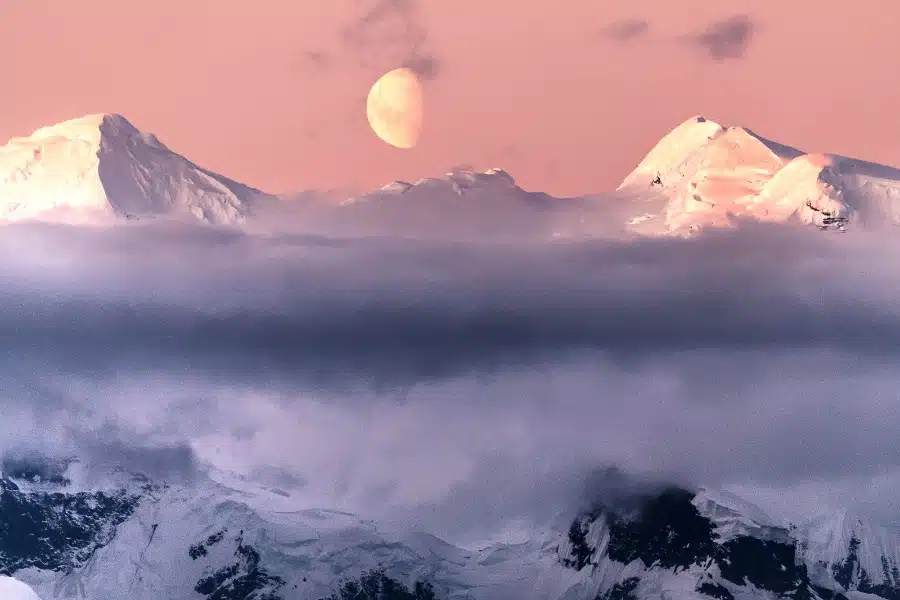5-Antarctique-Lever-de-Lune-CanalLemaire©StudioPonant-JulieLacombe-1