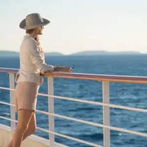 Tourisme : Nouvelle-Calédonie, vue rapprochée sur le lagon turquoise avec l'île du pin en arrière plan