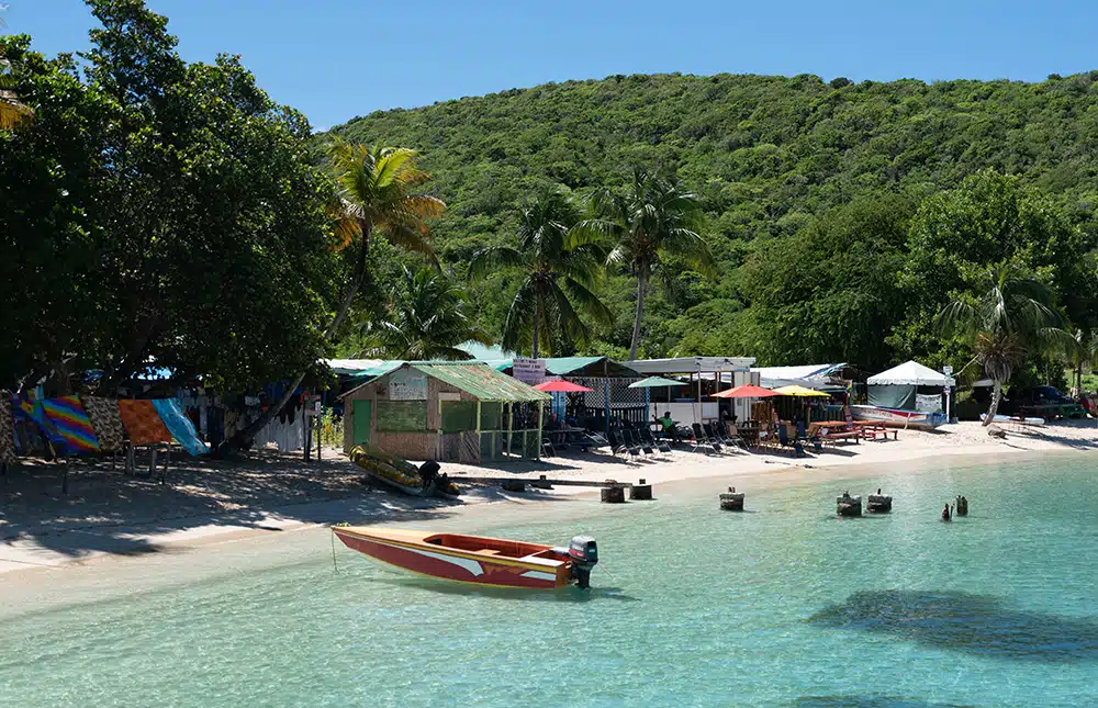 Maisons colorées sur une plage tropicale
