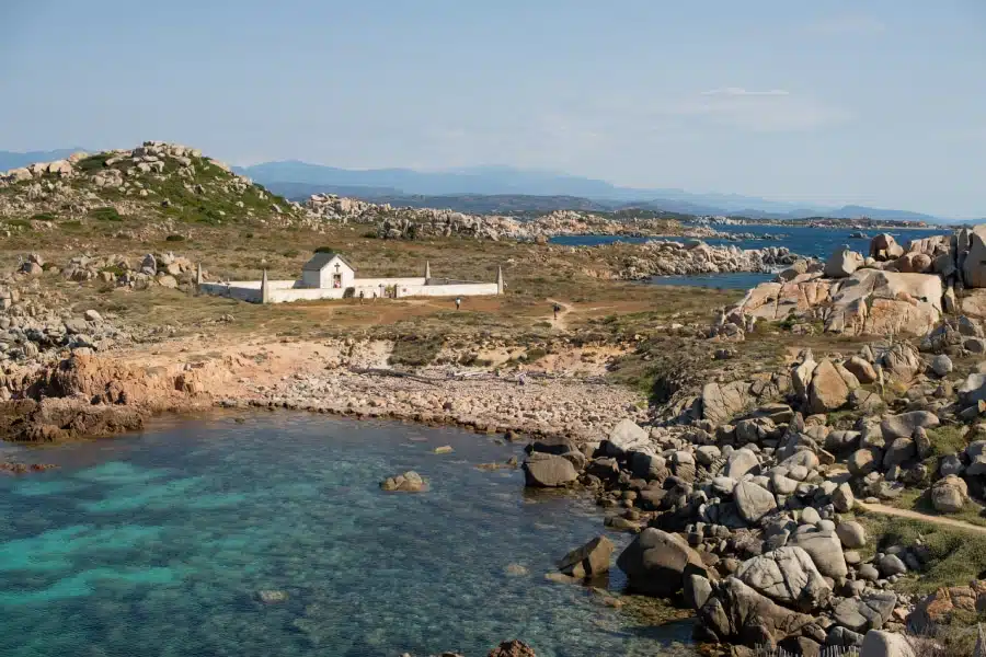T110720_CORSE_îlesLavezzi_Lavezzu_landscape_cimetière_marin_blue-water@StudioPonant_LauraGelfged-1-1