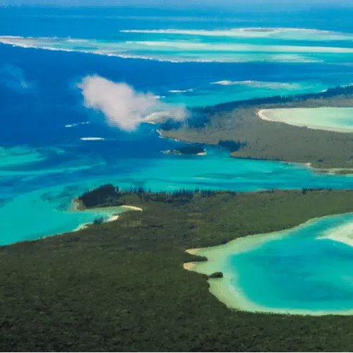 Tourisme : Nouvelle-Calédonie, vue rapprochée sur le lagon turquoise avec l'île du pin en arrière plan