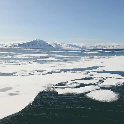 Tourisme : Nouvelle-Calédonie, vue rapprochée sur le lagon turquoise avec l'île du pin en arrière plan