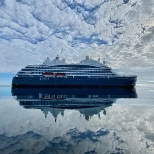 Navire d'exploration polaire se reflétant sur l'eau