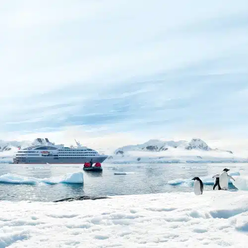 Navire d'exploration polaire se reflétant sur l'eau