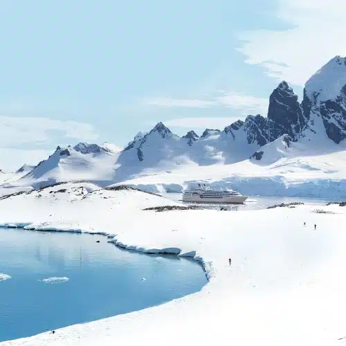 Tourisme : Nouvelle-Calédonie, vue rapprochée sur le lagon turquoise avec l'île du pin en arrière plan