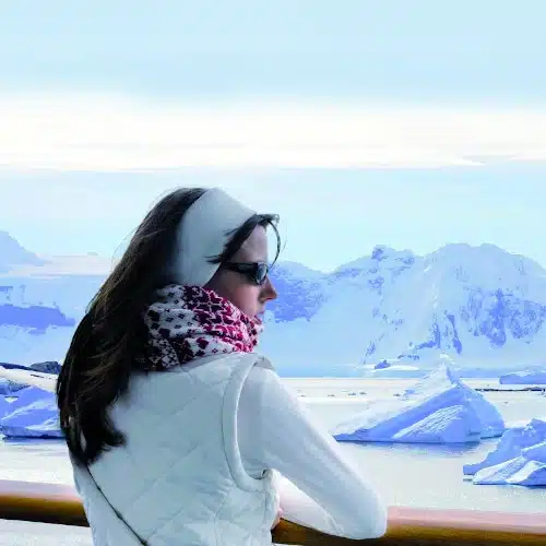 Tourisme : Nouvelle-Calédonie, vue rapprochée sur le lagon turquoise avec l'île du pin en arrière plan