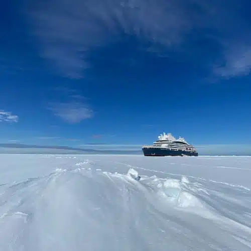 Navire d'exploration polaire se reflétant sur l'eau