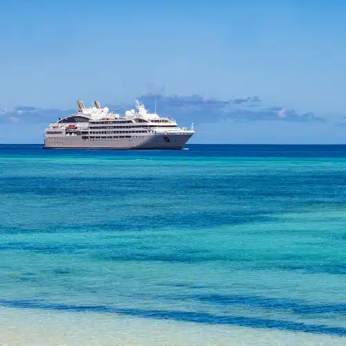 Tourisme : Nouvelle-Calédonie, vue rapprochée sur le lagon turquoise avec l'île du pin en arrière plan
