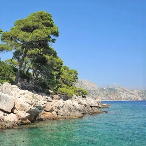 Tourisme : Nouvelle-Calédonie, vue rapprochée sur le lagon turquoise avec l'île du pin en arrière plan