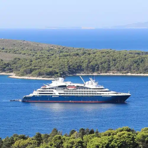 Tourisme : Nouvelle-Calédonie, vue rapprochée sur le lagon turquoise avec l'île du pin en arrière plan