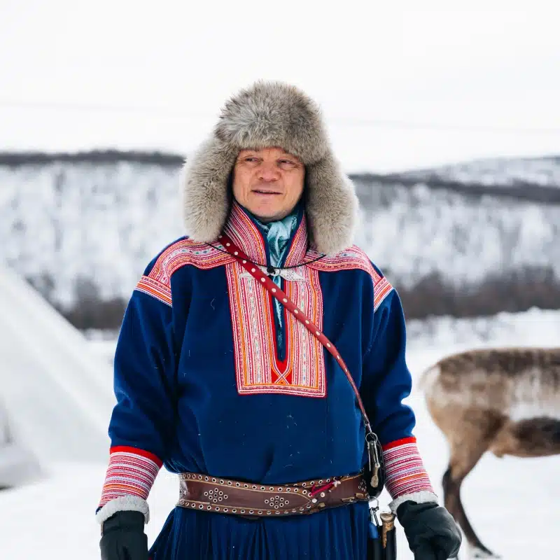 Homme sami en costume traditionnel