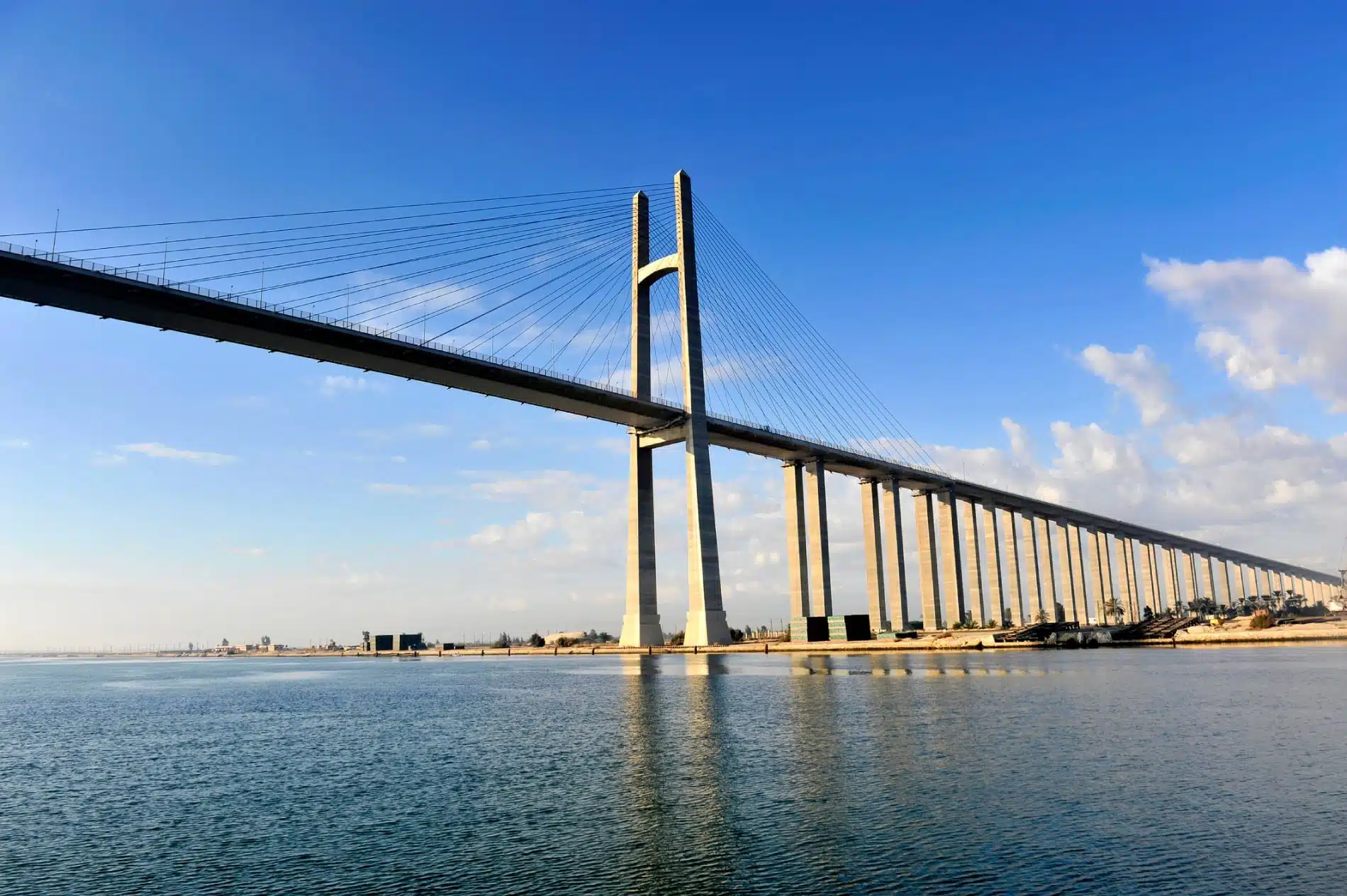 Le canal de Suez : histoire et enjeux commerciaux et politiques