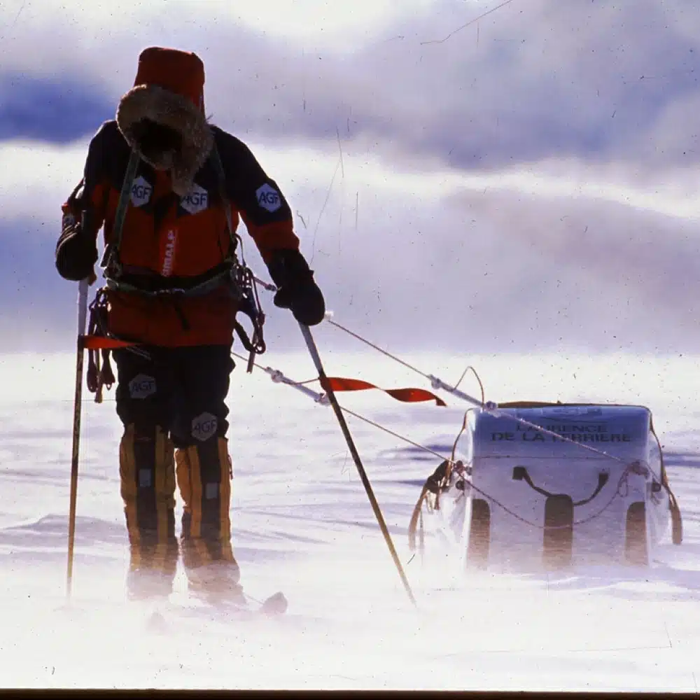 Femme tirant un traineau sur la neige