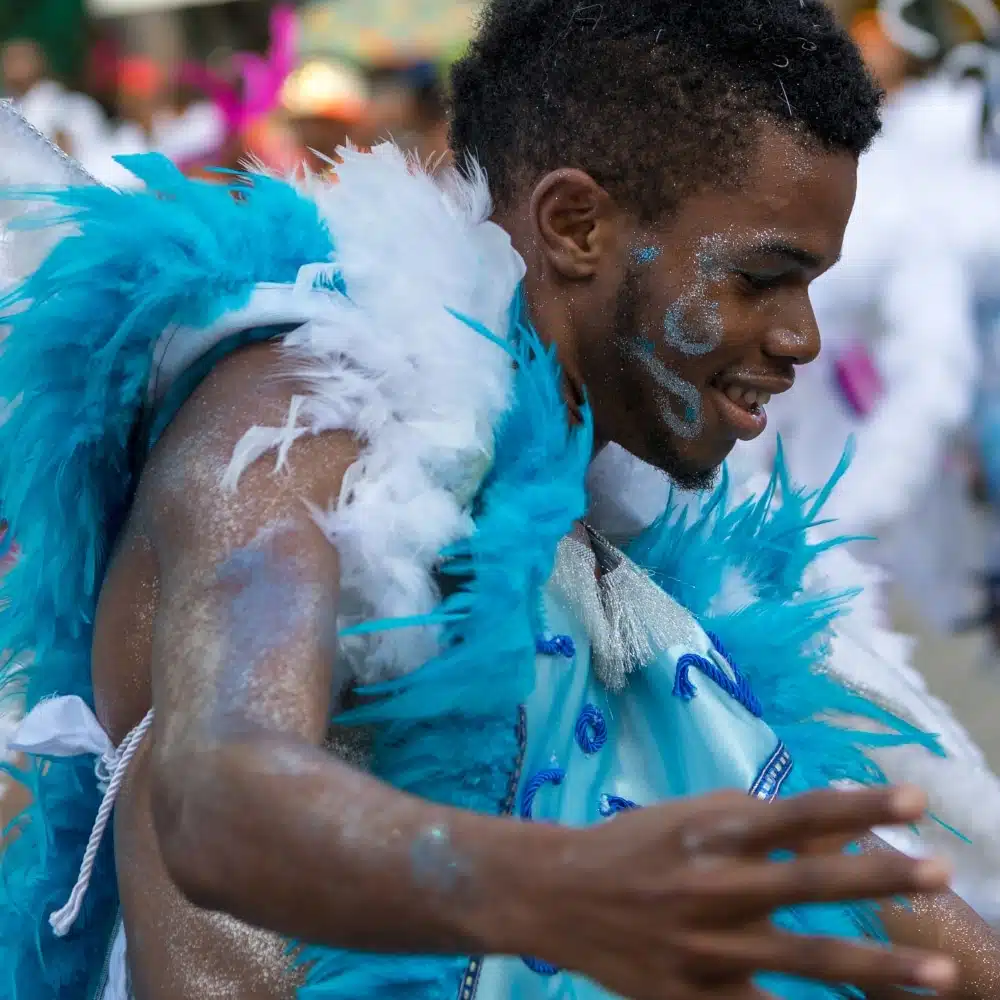 Danseur en costume de plumes