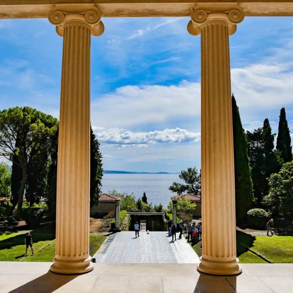 colonnes antiques devant la mer
