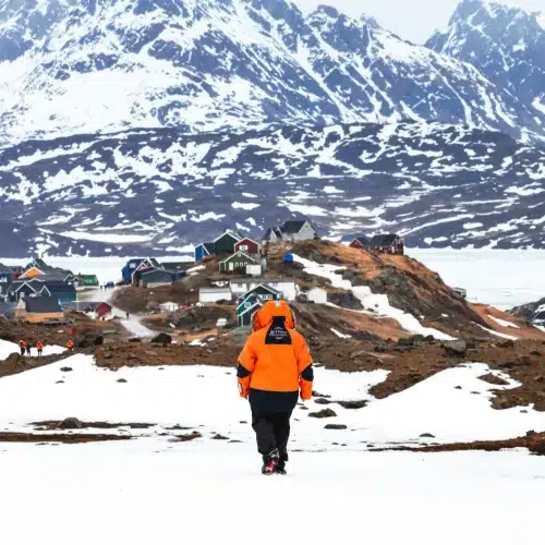 Tourisme : Nouvelle-Calédonie, vue rapprochée sur le lagon turquoise avec l'île du pin en arrière plan