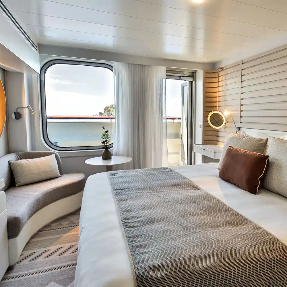 staterooms_1000x1000_Cabine-DeluxeI_09A0273_U251119_Fort-De-France┬⌐PONAN