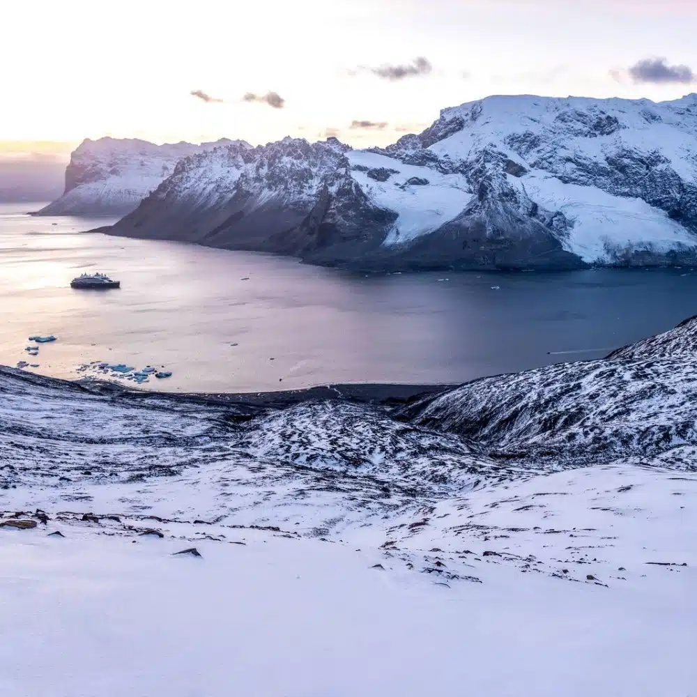 Navire de croisière au creux d’un fjord enneigé, Norvège<br>

