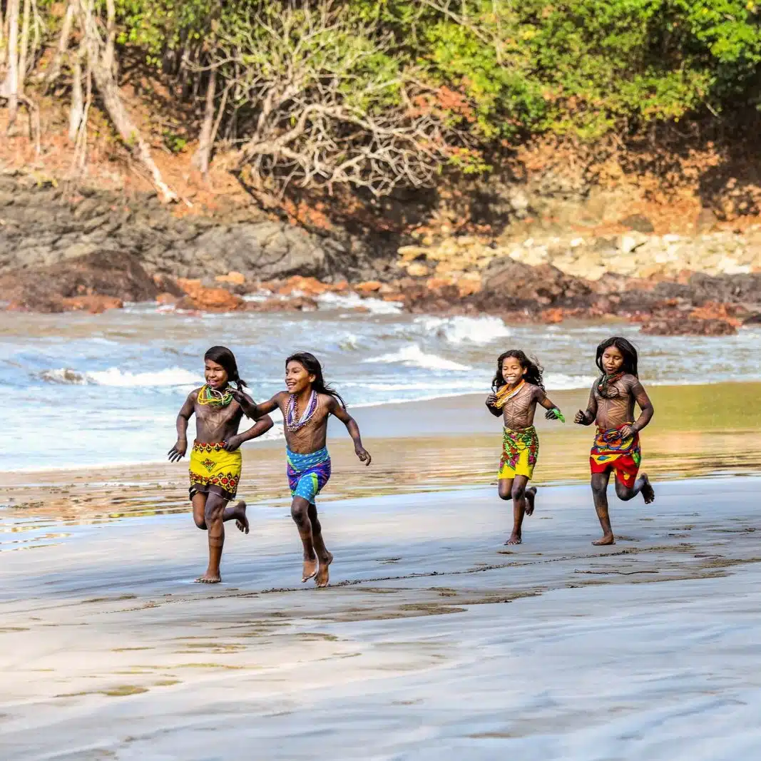 Enfants Embera courant sur la plage dans la région du Darien, au Panama
