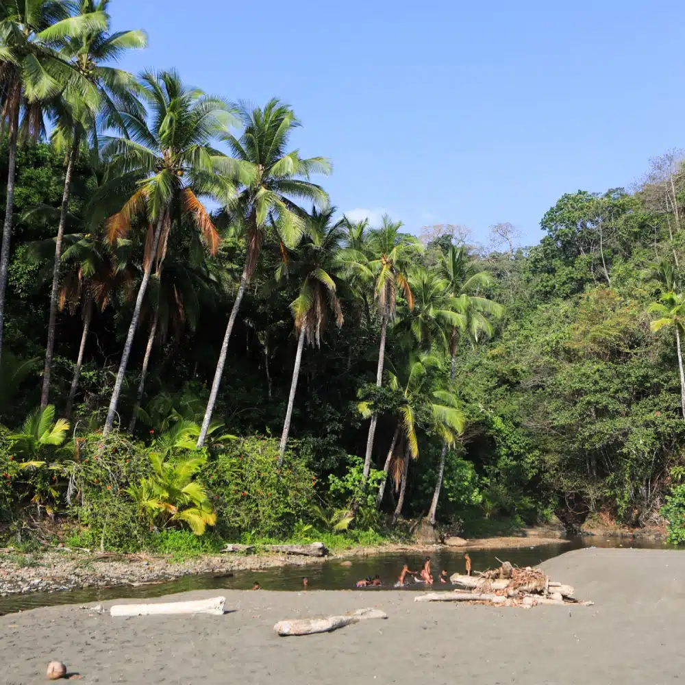 Villageois au bord d’un étang sur une plage du parc national du Darien, Panama
