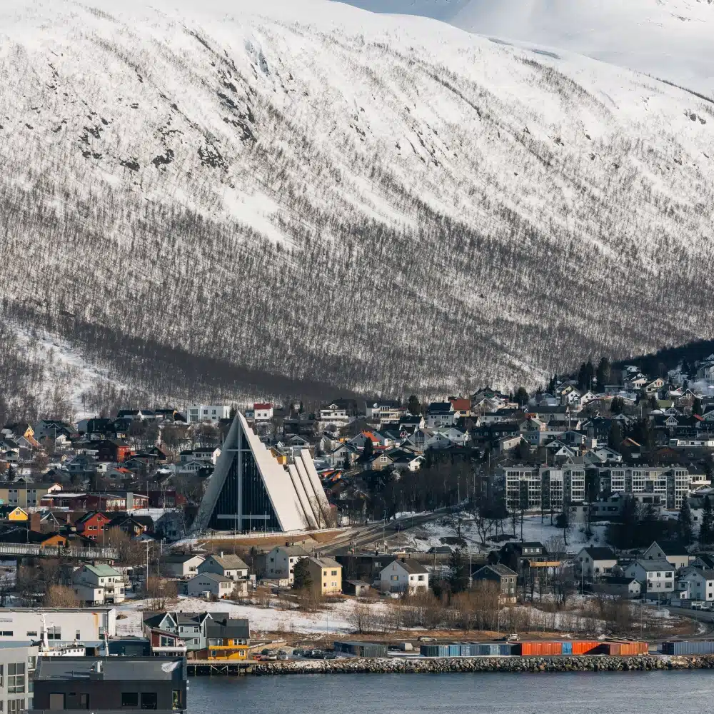 voyage-norvege La ville de Tromsø en Norvège et sa cathédrale arctique