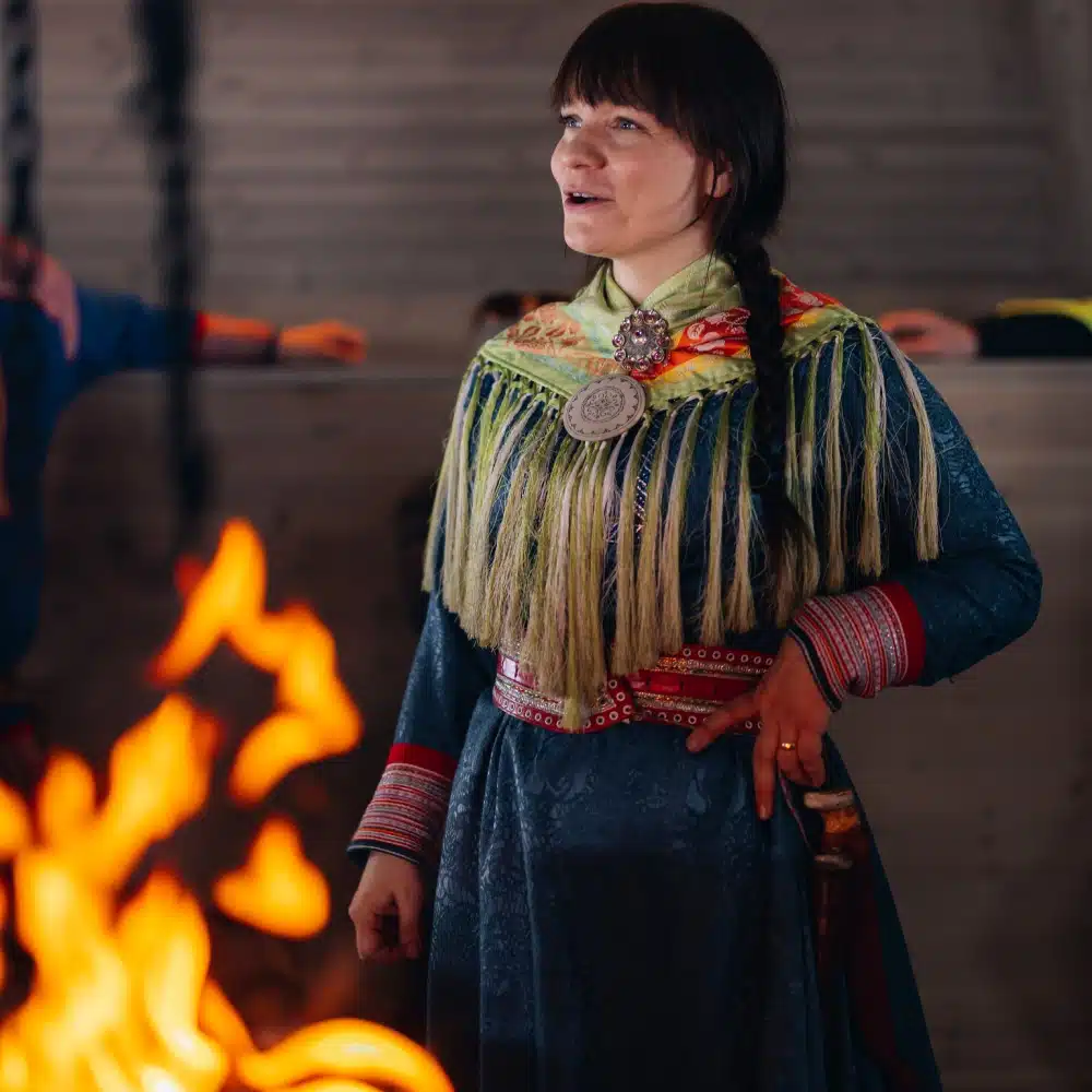 voyage-norvege jeune femme en tenue traditionnelle sami en Norvège