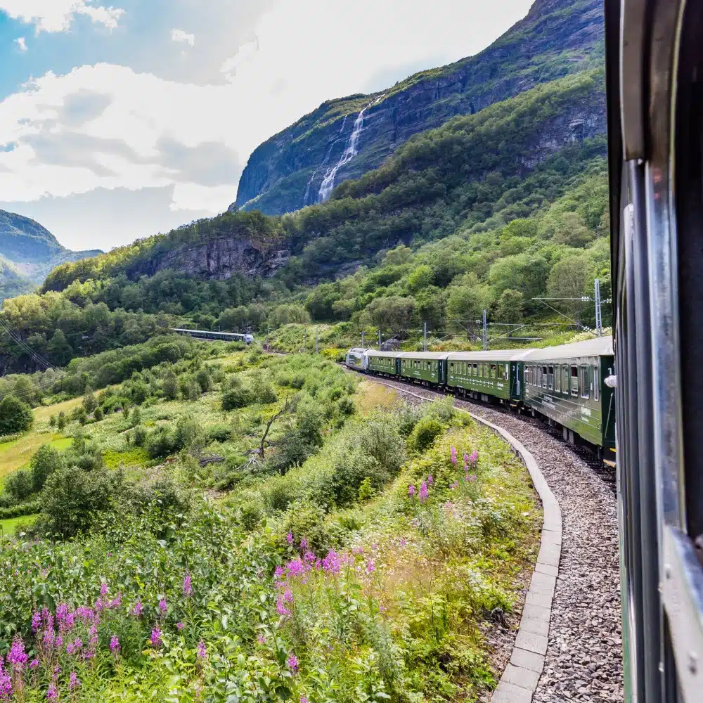 voyage-norvege Vue depuis le plus beau trajet en train, la Flamsbana, entre Flam et Myrdal, à Aurland, dans l'ouest de la Norvège.
