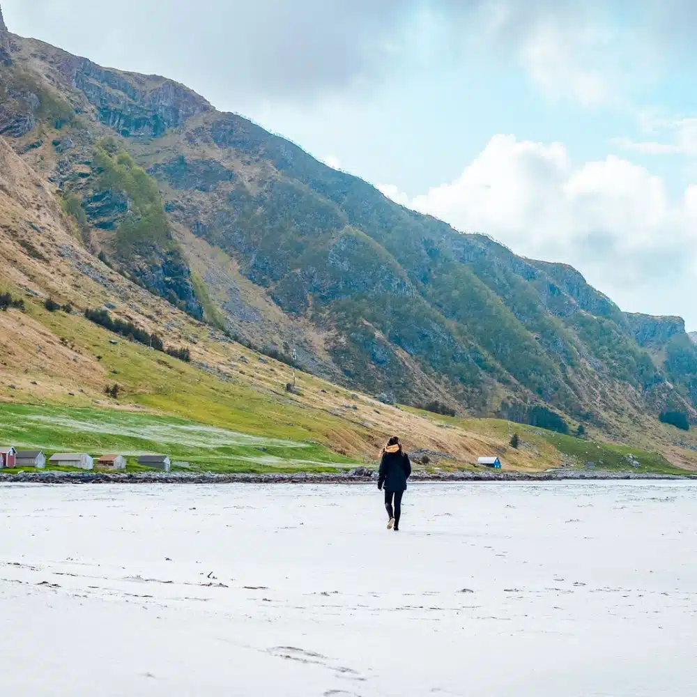 voyage-norvege marcheur sur la plage de Refvik en Norvège