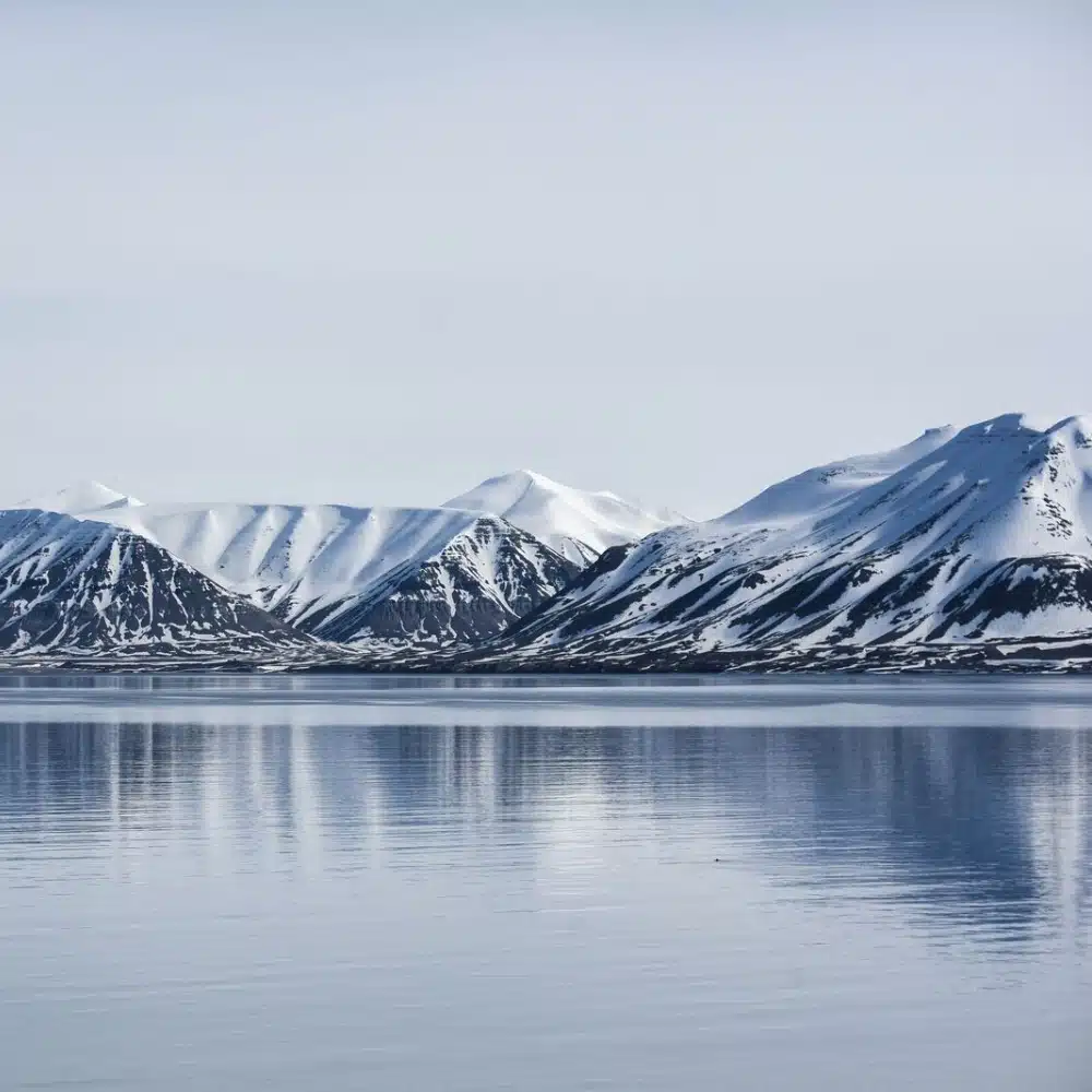 voyage-norvege paysage de sommets enneigés au Spitzberg
