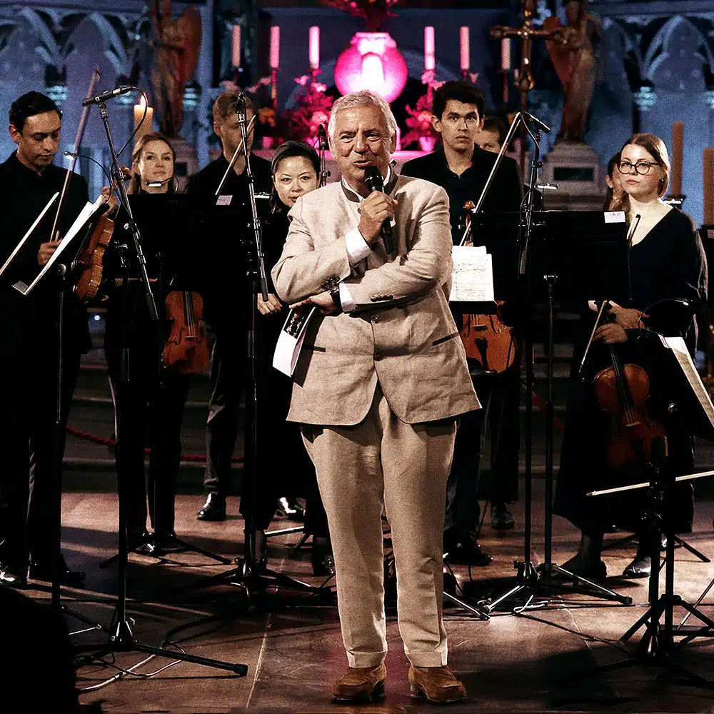 Dominique Bluzet sur scène avant un concert à la Cathédrale d’Aix 