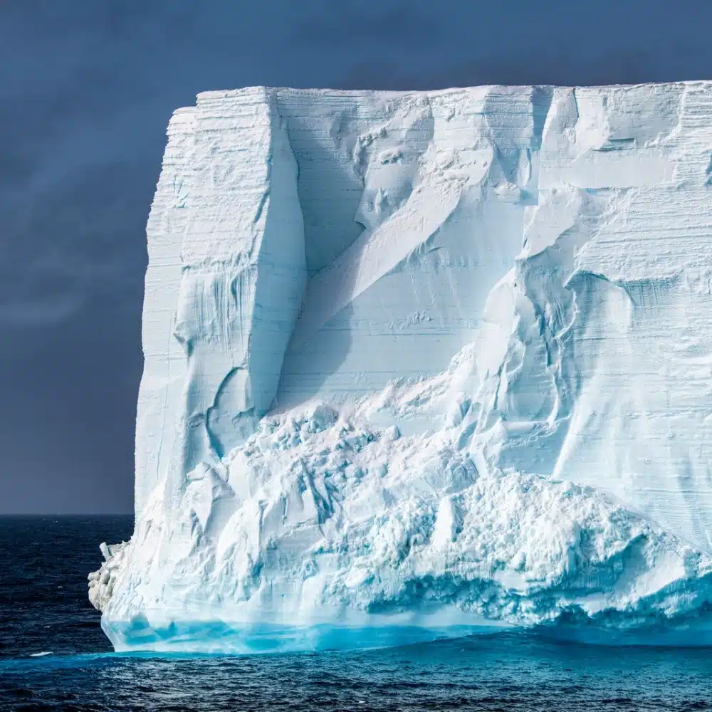 voyager-antarctique iceberg tabulaire en mer de Ross, Cap Adare, Antarctique