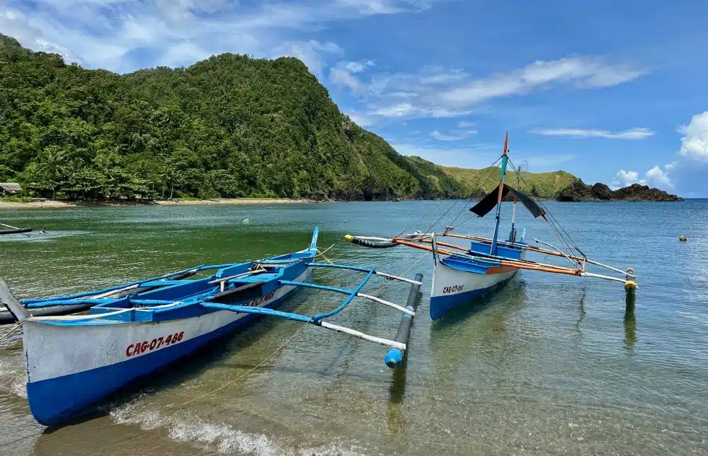 image-une barques sur la plage à Claveria, sur l’île de Luzon, Philippines
