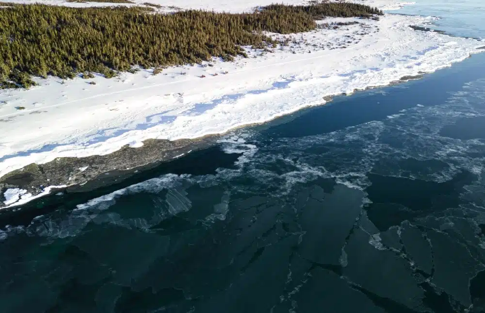image-une vue aérienne d’Havre-Saint-Pierre, Québec, Canada