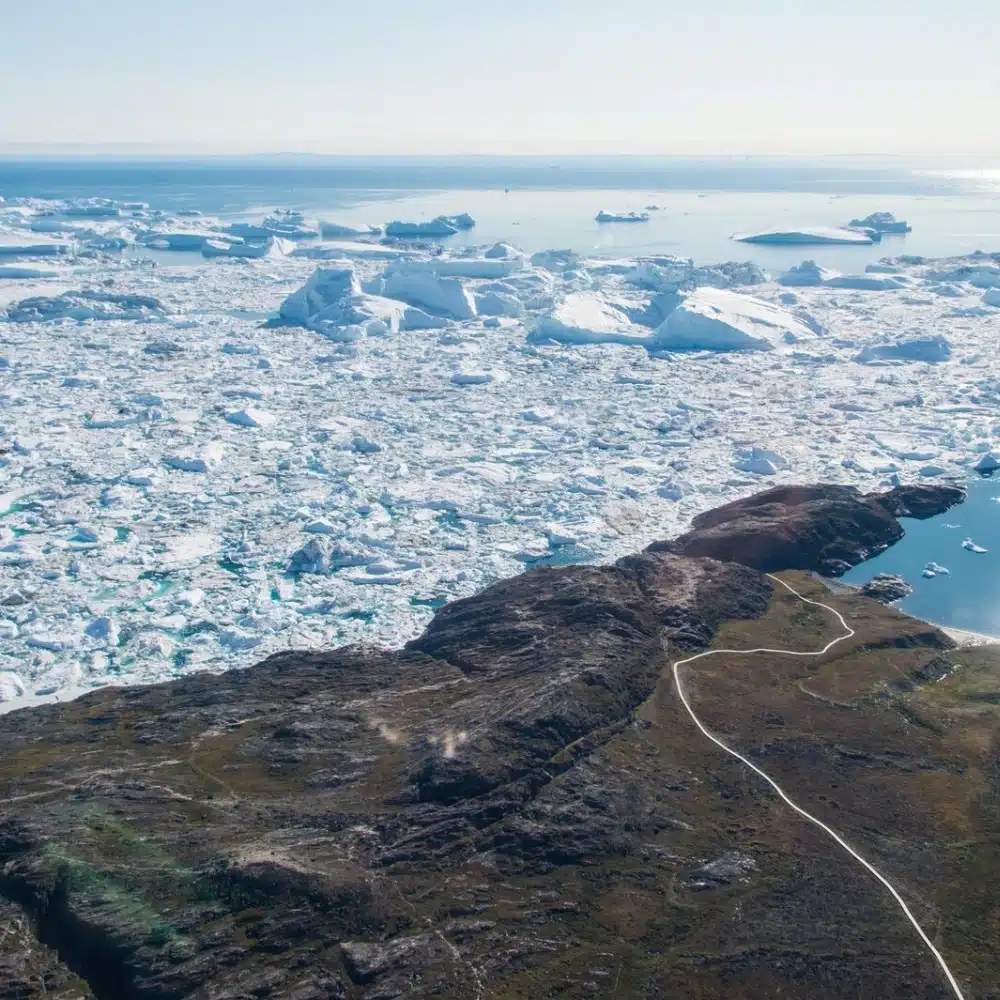 Vue aérienne sur la baie de Disko englacée en été, au Groenland