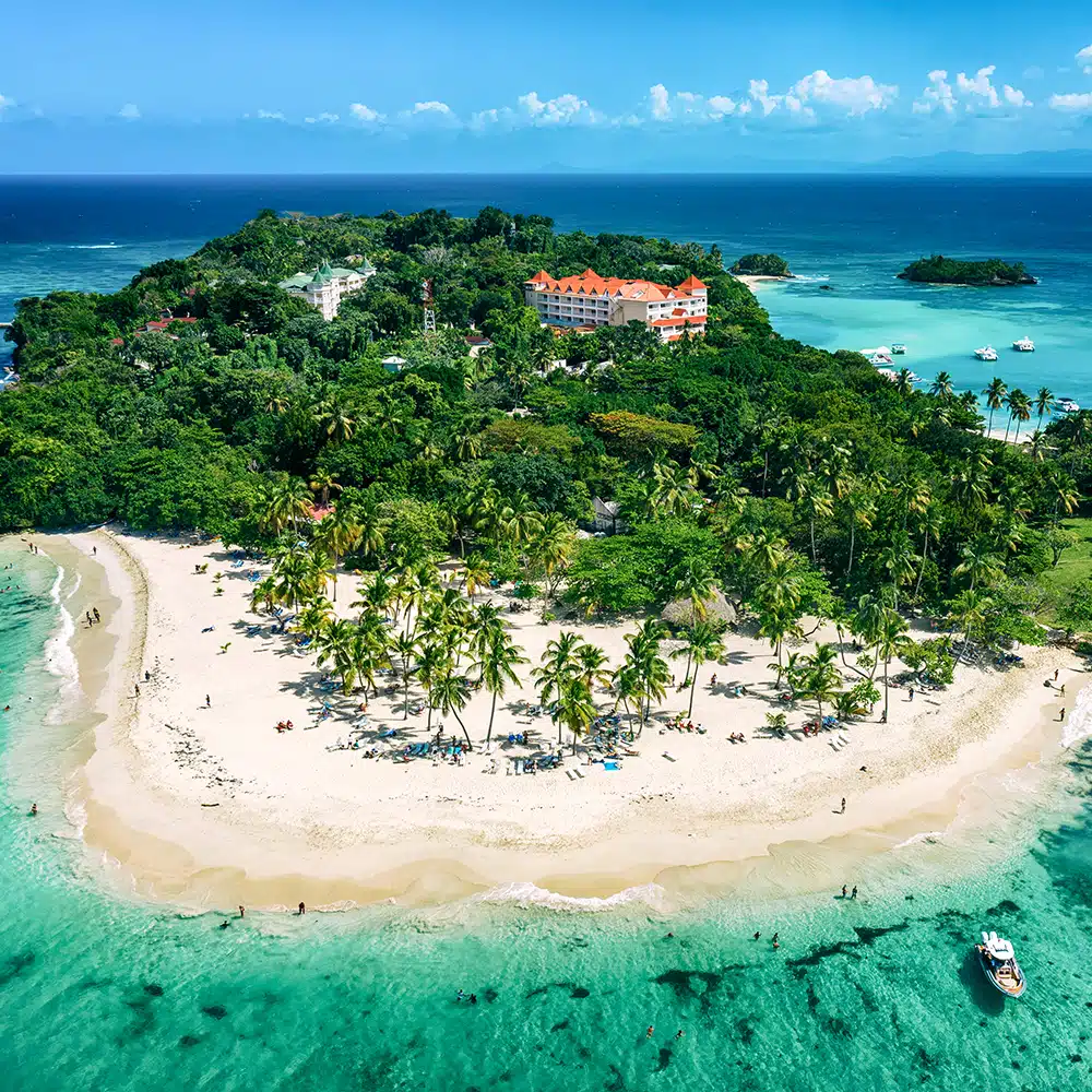 Vue aérienne de l'île Cayo Levantado, en République dominicaine, ses plages de sable blanc et ses eaux turquoise.