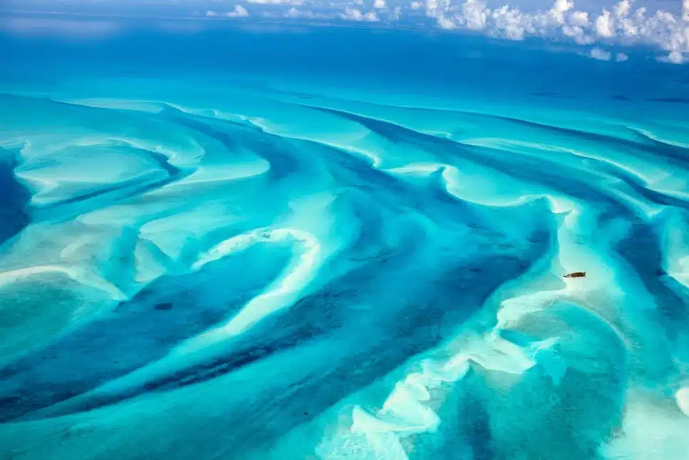 image-une Aerial view of a turquoise lagoon in the Bahamas