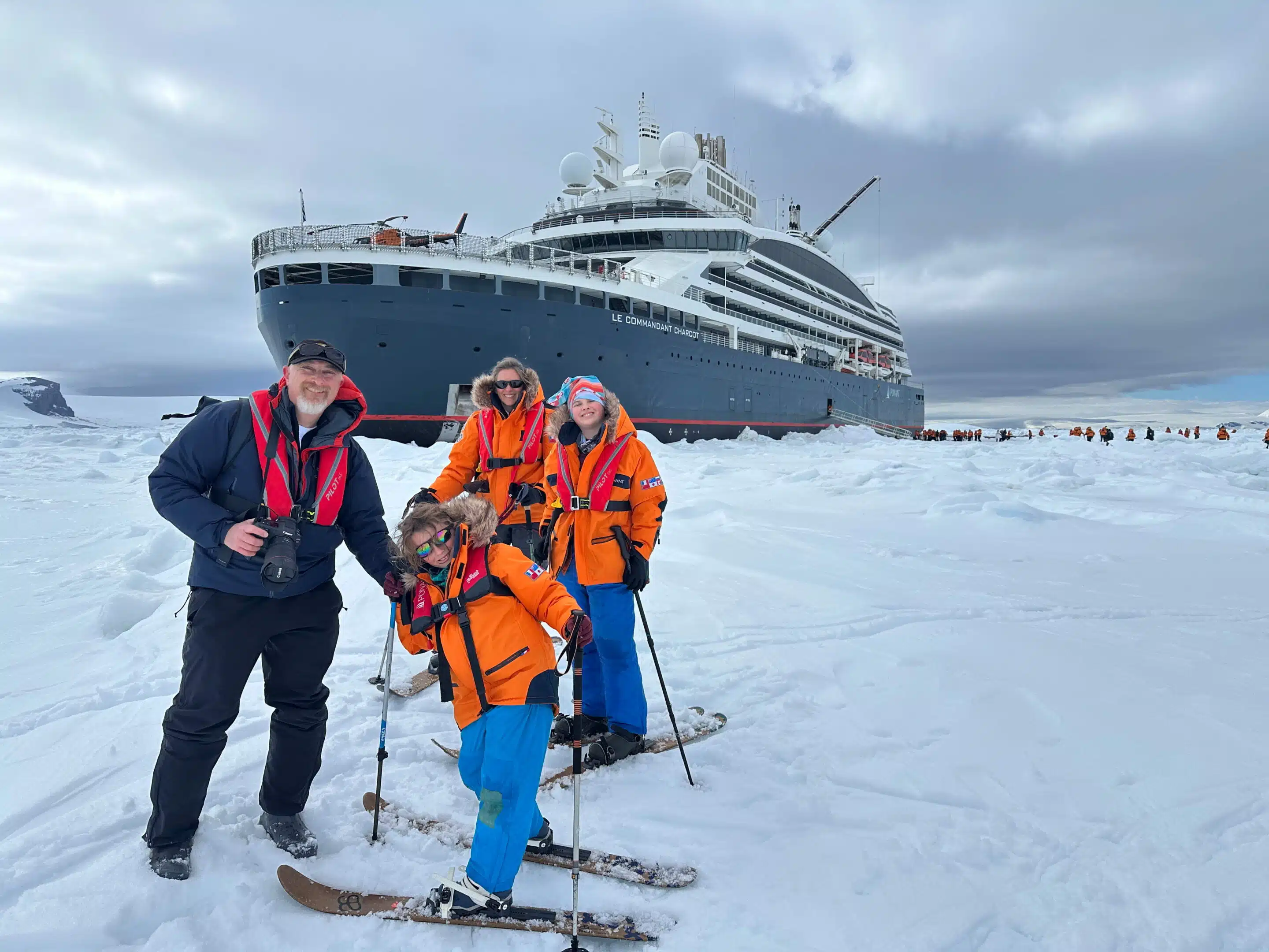 image-une The Brooks family on a cruise exploring Antarctica