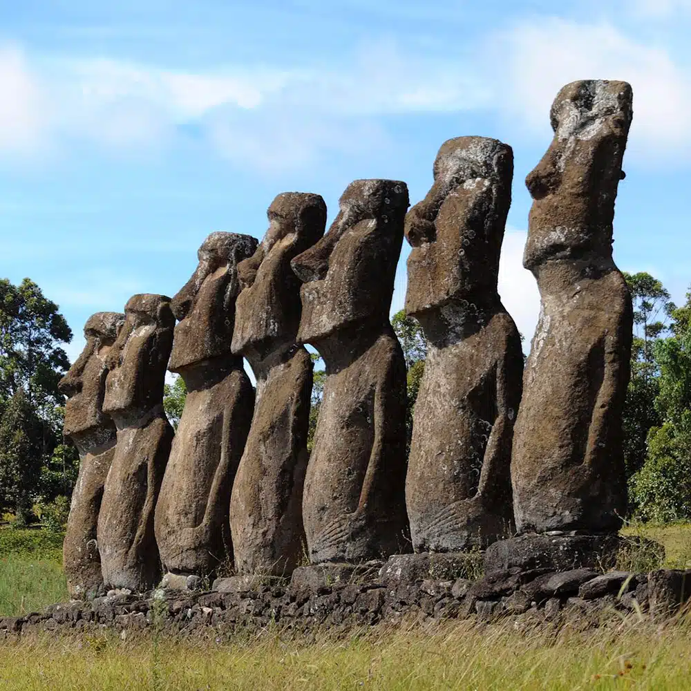 Low-Resolution-No-1380 Les monumentales statues appelées moai sur l’île de Pâques ou Rapa Nui, Chili