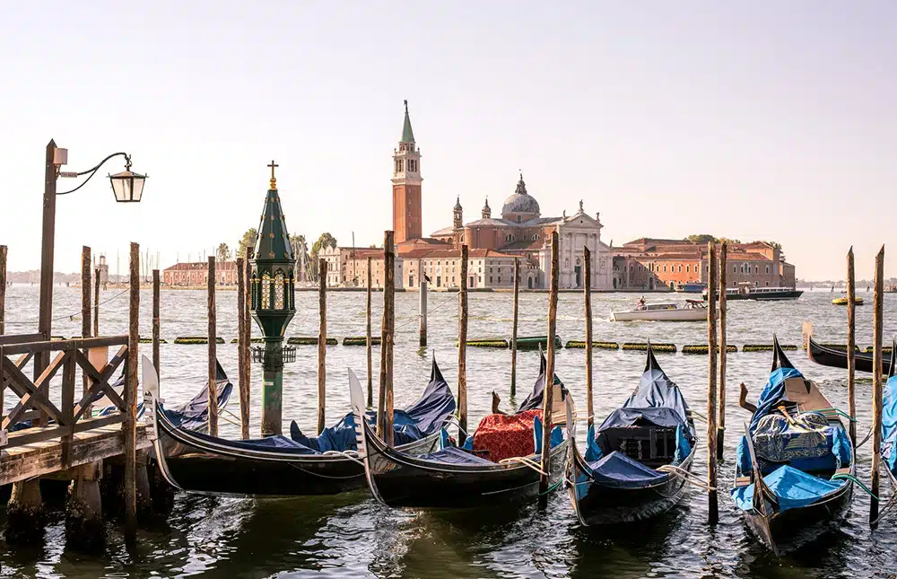 image-une Vue sur Venise et le campanile de Saint-Marc, avec des gondoles au premier plan, Italie