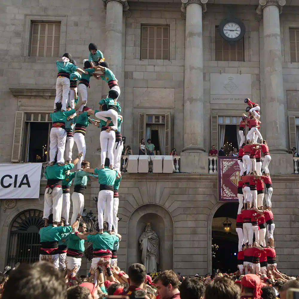 iStock-853968764 Deux castells ou tours humaines sur la place Sant Jaume, Barcelone, Catalogne, Espagne