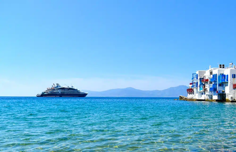 image-une Un navire PONANT EXPLORATIONS au mouillage devant Mykonos, archipel des Cyclades, Grèce
