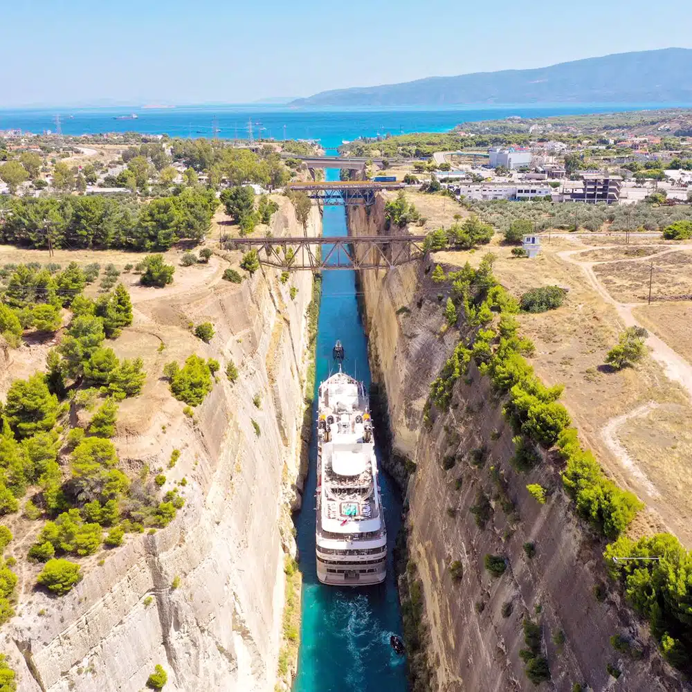 Low-Resolution-N-171_Y050819_Venise_Athenes®Studio-PONANT-Nicolas-Leconte Un navire PONANT EXPLORATIONS dans le canal de Corinthe, Grèce