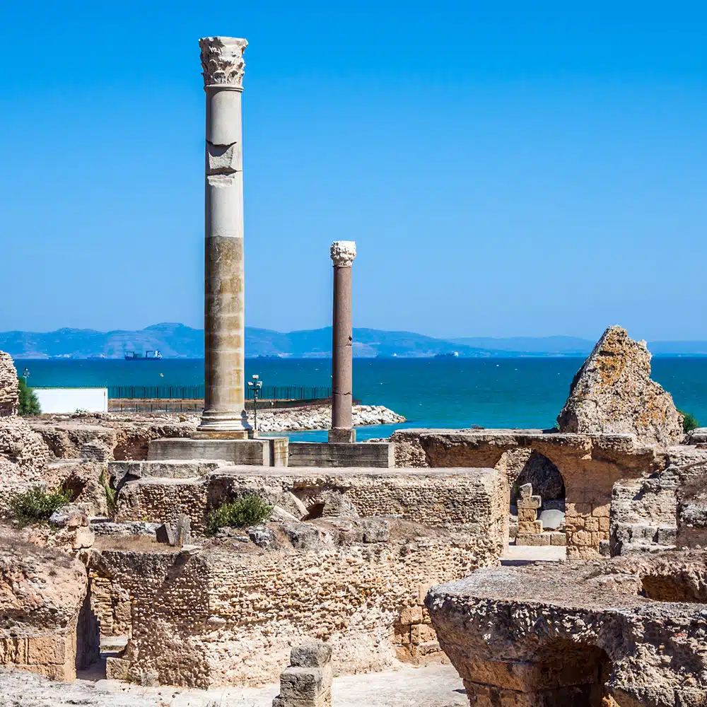 iStock-520599299 Les ruines de Carthage en Tunisie, avec vue sur la Méditerranée’