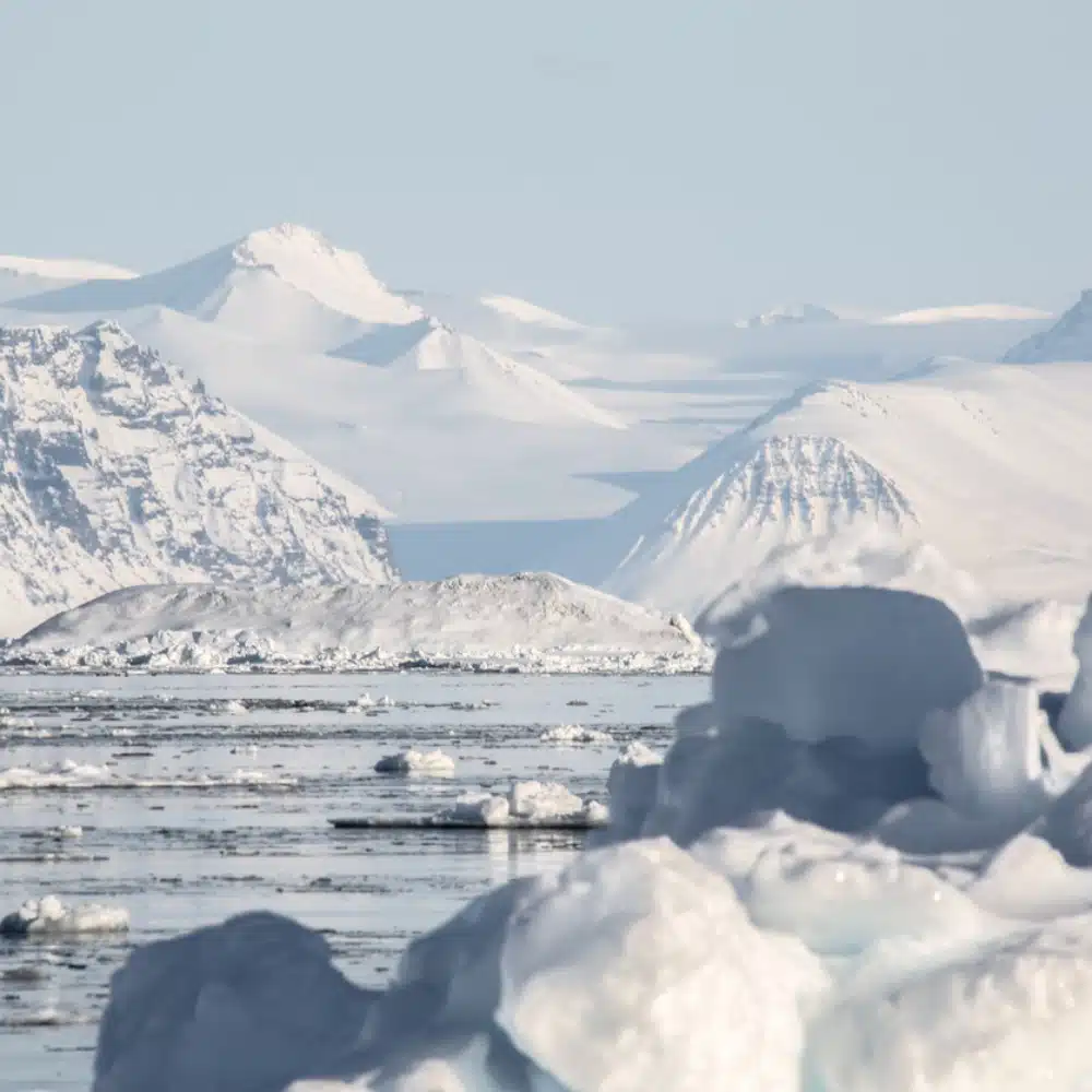 quand-partir-canada Paysage de banquise et montagnes enneigées sous le ciel bleu du Nunavut